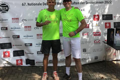Deutscher Meister: Rene Sturm (links) und sein Doppelpartner Ralph Schmücking aus Wiesbaden waren bei den Titelkämpfen bei den Tennis-Herren 55 nicht zu schlagen.. Foto: Rene Sturm