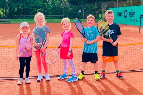 Erstmals Tennis in einer Mannschaft spielen Silvia Sommerfeld, Elsa Igiel, Louisia Glensk, Luka Jahr und Jano Baierle (von links) in der U8 des TC Bürstadt. TC Bürstadt