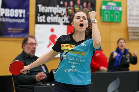 Siegerfaust: Alena Lemmer war herausragende Spielerin des TSV Langstadt II in der Zweitliga Partie gegen den TuS Uentrop. Sie gewann ihre beiden Einzel und war auch im Doppel erfolgreich beim Sieg der Langstädterinnen. Foto: Joaqium Ferreira
