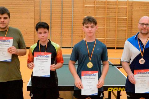 Leon Maier (TTC Heppenheim, Zweiter von rechts) ist Tischtennis-Kreismeister bei den Männern mit einem TTR-Wert bis 1400. Auf den Plätzen folgten (von links) Nicolas Hoppe (TTC 2010 Lorsch, 3.), Luca Burkert (TSK Rimbach, 2.) und Daniel Lukas (SV Mörlenbach, rechts, 3.). Thorsten Elbert