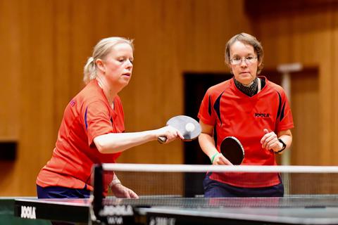 Im Doppel unterlegen waren Anke Kemmler (links) und Katja Göbel vom TTC Mörfelden beim 5:5 des Bezirksoberligisten gegen den TTC Heusenstamm. Foto: