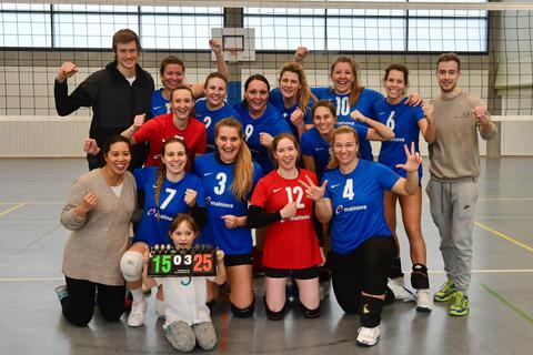 Aufsteiger SKV Mörfelden startet wie beim Titelgewinn in der Landesliga in die neue Saison. Lediglich Maike Dehm (Nr. 2, hinten) hat aufgehört. Von hinten links: Peter Wolf (Co-Trainer), 11 Viola Hortz, Simone Buch (rot), 9 Svenja Taschinski, Eva Strobel, Saskia Luding, 10 Mareike Hehlemann, 6 Tamara Luding, Kevin Kocon (Trainer). Vorne links: Stephanie Lee, 7 Kiara Leitmann, 3 Carolin Huck, 12 Chantal Trautmann, 4 Tanja Jungbluth. Archivfoto: Uwe Krämer