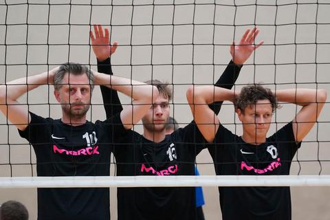 Bitteres Saisonende für die Volleyballer des DSW Darmstadt (von links Timm Lemmertz, Andreas Büchner, Philipp Rosendahl), die tatenlos mit anschauen mussten, wie sie doch noc in die Abstiegszone rutschten. Archivfoto: Thomas Zöller  