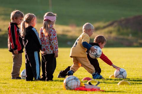 Aus Freude an der Bewegung: Immer mehr Jungen und Mädchen sind in Sportvereinen aktiv.  Foto: imago/Ralf Gerard 