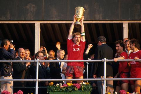 Stefan Kuntz mit Pokal. Archivfoto: dpa
