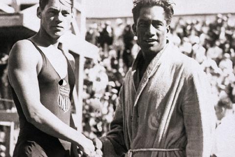 Johnny Weissmuller (links) gewann als Schwimmer bei den Olympischen Spielen 1924 in Paris drei Goldmedaillen - und dazu Bronze im Wasserball. Foto: Bettman Collection
