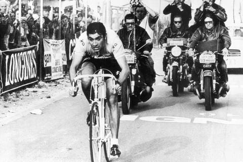Eddy Merckx während einer Zielankunft bei der Tour de France 1970. Archivfoto: dpa