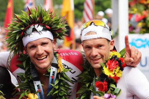 Jan Frodeno (links) und Patrick Lange 2016 als Sieger und Dritter auf Hawaii. Am Sonntag treffen sich beide im Kraichgau. Archivfoto: dpa 