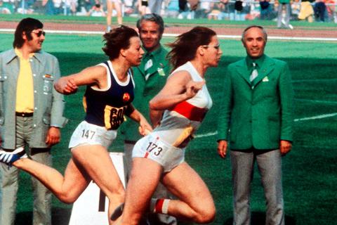 Der Zieleinlauf der Sprintstaffel: Heide Ecker-Rosendahl (rechts) rettet die Goldmedaille gegenüber DDR-Läuferin Renate Stecher - in Weltrekordzeit.  Archivfoto: dpa 