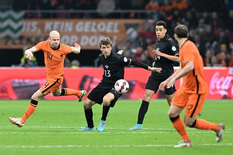 Deutschlands Thomas Müller (Mitte) in Aktion gegen Niederlandes Davy Klaassen. Foto: dpa