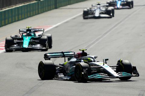 Das unruhige Fahrverhalten des Mercedes sorgte bei Lewis Hamilton für einen schmerzhaften Renneinsatz in Baku. Foto: dpa 