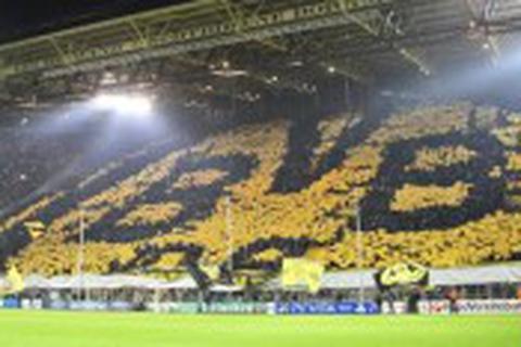 Erst seit 1913 hüllt sich Borussia Dortmund in Schwarz-Gelb. Vorher liefen die Borussen vier Jahre in blau-weißen Streifen auf - den Farben des heutigen Erzrivalen aus Gelsenkirchen. Archivfoto: dpa