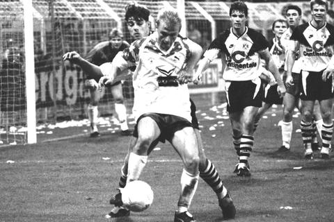 Axel Kruse, hier im Dress der Berliner Hertha im Duell mit Borussia Dortmund, erzielte im ersten Derby nach der Wende das 1:0 für den West-Klub. Archivfoto: imago