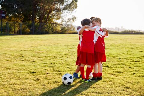 Wann wird das wieder möglich sein? Zusammenhalt, Spaß und Bewegung im Sportverein. Foto: imago 