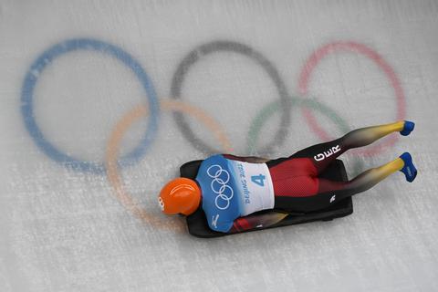 Christopher Grotheer auf seinem Skeleton-Schlitten. Foto: dpa