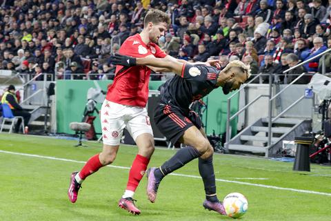 05-Spieler Anton Stach (links) im Duell mit Bayern-Stürmer Eric-Maxim Choupo-Moting.