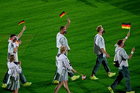 Abschlussfeier im Olympiastadion: Deutsche Sportlerinnen und Sportler laufen während der Abschlusszeremonie über den Rasen. Foto: Marijan Murat/dpa 