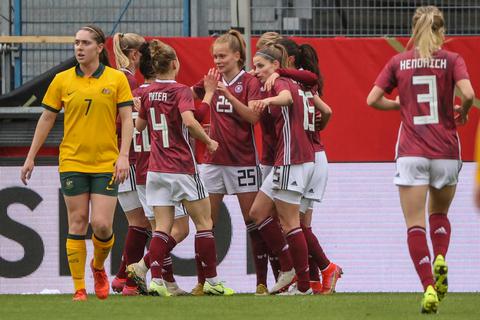 Sjoeke Nüsken (Nr. 25) - hier beim Jubel über ihr erstes Tor im Nationaldress - will mit der Eintracht wieder in die internationalen Ränge. Archivfoto: Rene Vigneron/VRM Bild 