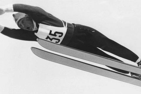 Mit den Armen voraus, die Ski parallel - so sprang man vor 55 Jahren von der Schanze. Max Bolkart war der erste Westdeutsche, der die Vierschanzentournee gewann. Archivfoto: imago