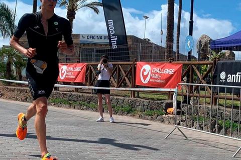 Mika Noodt vom DSW Darmstadt auf dem Weg zum Sieg bei der 70.3.-Challenge auf Gran Canaria. Foto:  Instagram DSW 