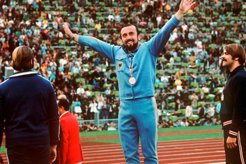 Die Freude ist groß, die Überraschung auch: Klaus Wolfermann steht mit der Goldmedaille um den Hals auf dem Münchner Siegertreppchen ganz oben. Foto: dpa  