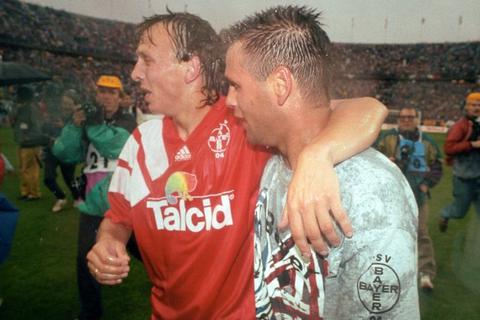 Andreas Thom (li.) und Ulf Kirsten waren unter den ersten DDR-Kickern, die 1989 in den Westen wechselten. Mit Bayer Leverkusen gewannen beide 1993 den DFB-Pokal. Archivfoto: dpa 