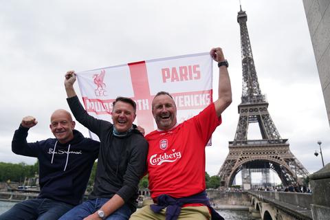 Liverpool-Fans in Paris feiern schon am Vortag des Uefa-Champions-League-Finale gegen Real Madrid am Samstag im Stade de France. Für deutsche TV-Zuschauer wird das Spiel nicht nur auf DAZN, sondern auch im Free-TV übertragen. Foto: dpa