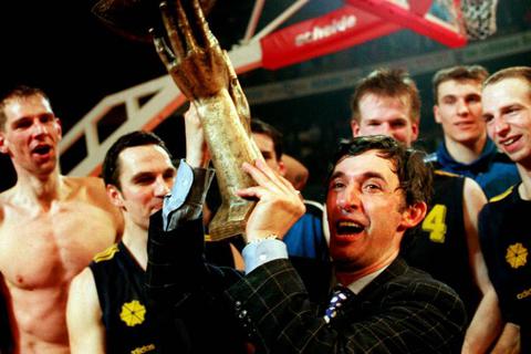 Alba Berlin um Kulttrainer Svetislav Pesic feiert 1995 den Gewinn des Korac Cups. Archivfoto: pa/dpa