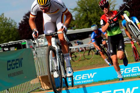 Marcel Meisen zeigte seine Klasse als Radcrosser mit einem Sieg in Lützelbach und Platz zwei in Bensheim.  Foto: Jürgen Pfliegensdörfer 