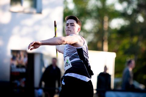 Speerwerfer Simon Schmitt überbot beim Abendsportfest seines Heimatvereins TSV Pfungstadt mit 71,71 m die Norm für die  U20-Europameisterschaften. Raphael Schmitt