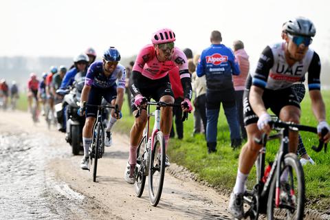 Der Odenwälder Radprofi Jonas Rutsch vom Team EF Education Easy Post (an zweiter Stelle) beim Radklassiker Paris-Roubaix 2023. Foto: Getty Images