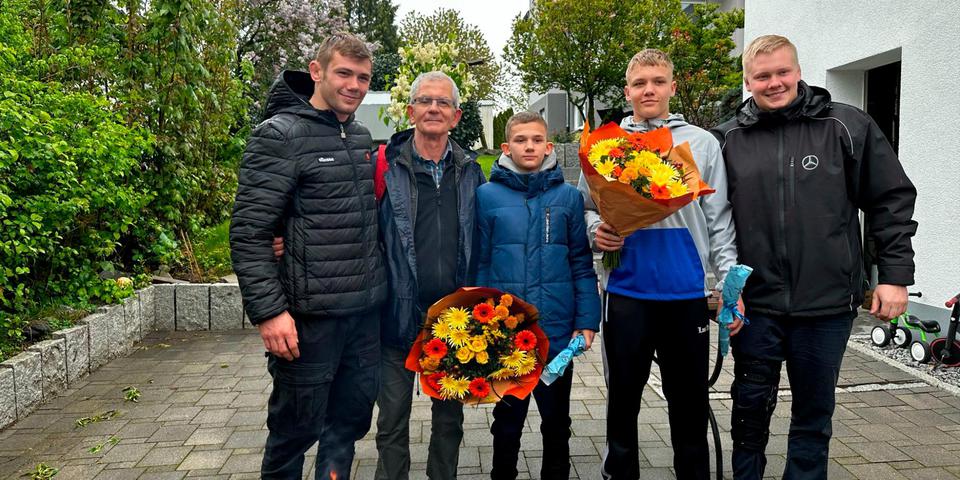 Die beiden Deutschen Meister im Ringen, Sascha Schwab (Zweiter von rechts) und Adrian Airich (Mitte) wurden von Erik Schwab (rechts), Vorstandsmitglied Gerd Janske und Jan Schwab (links) herzlich empfangen. Foto: KSV Rimbach 