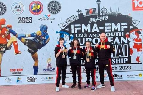 Emma Seifried, Louisa Mikus, Hanna Zuspann und Trainer Marcello Lombardi von Pro Fighting Lampertheim. Pro