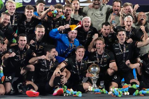Ausgelassener Jubel: Die deutsche Hockkey-Mannschaft mit Pokal.