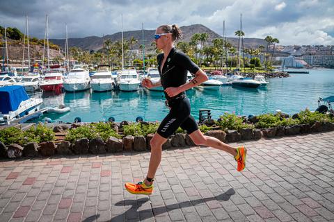 Mika Noodt, hier auf dem Weg zum Sieg bei der Gran Canaria Challenge im Vorjahr, will auch bei der Ironman-WM 70.3 angreifen. © Ingo Kutsche
