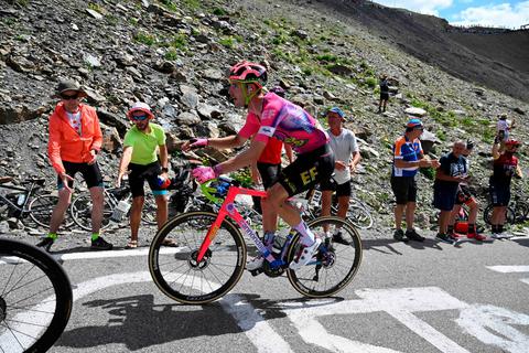 Jonas Rutsch im Anstieg zum Col du Galibier, der an zwei Tagen in Folge zum Kurs der Tour de France gehörte. Foto: Imago 