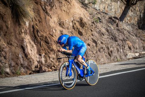 Patrick Lange auf dem sehr welligen Radkurs bei der Challenge Gran Canaria. Foto: dpa