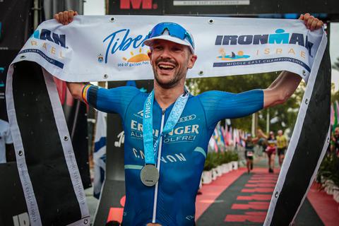 Patrick Lange gewinnt den Ironman Israel in persönlicher Bestzeit und Marathon-Rekordzeit. Foto: Ingo Kutsche