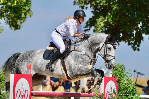 Volle Konzentration am Sprung und Blick nach vorne: Heike Hofmann vom RFV Biebesheim sichert sich mit Coolfire zwei Platzierungen im M-Springen auf heimischer Anlage. Foto: Uwe Krämer