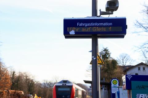 Wie digital ist der ÖPNV in Südhessen - Digitale Anzeigen gibt es mittlerweile an den meisten Bahnhöfen der VIAS wie hier in Lengfeld. Foto: Guido Schiek / VRM Bild