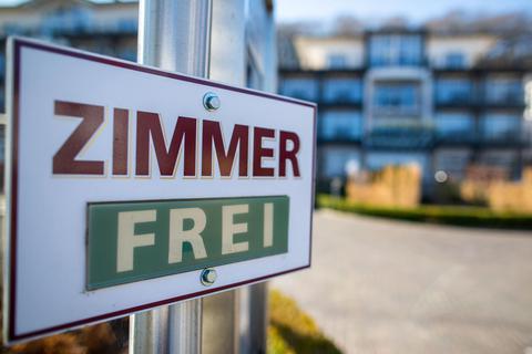 Warum Hotels im Rahmen des Lockdowns geschlossen wurden, ist aus Sicht von Professor Michael Hüther (kl. Bild) nicht nachvollziehbar. Fotos: dpa/IW