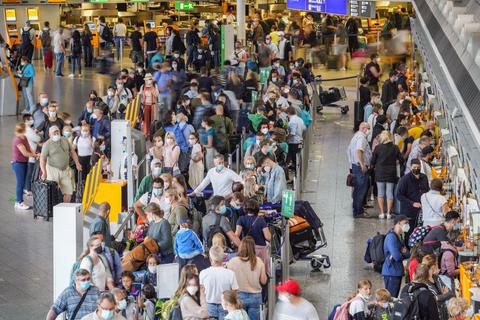 Zahlreiche Reisende stehen am Samstagmorgen an den Schaltern in einer der Abfertigungshallen des Frankfurter Flughafens. Es ist das erste Ferienwochenende in Hessen und Rheinland-Pfalz. Foto: dpa