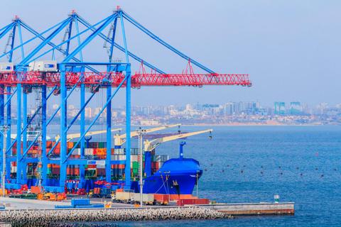 Ein Containerschiff wird in einem Seehafen in Odessa beladen. Viele Firmen aus der Region machen Geschäfte mit der Ukraine, aber auch mit Russland. Nun stehen sie vor großen Herausforderungen. Foto: Oleksandra/stock-adobe 