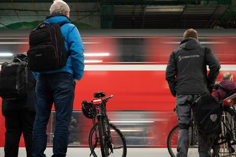 Das geplante 49-Euro-Ticket für den Öffentlichen Personennahverkehr (ÖPNV) ist aus Sicht des Fahrgastverbands Pro Bahn für einkommensschwache Menschen nach wie vor zu teuer.
