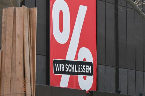 Die Fassade eines ehemaligen Modehauses in Stuttgart. © Bernd Weißbrod/dpa
