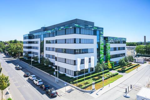 Der Hauptsitz des Biotechnologie-Unternehmens Biontech in Mainz. Das Unternehmen engagiert sich intensiv in der Forschung zu einem Corona-Impfstoff.  Foto: dpa
