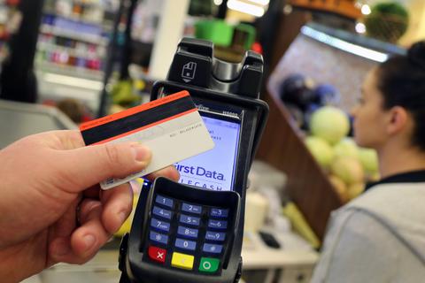 Eine EC-Karte wird an den Bezahl-Terminal an der Kasse eines Supermarktes gehalten.  Foto: dpa