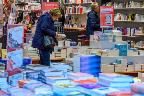 Noch immer läuft fast die Hälfte des Umsatzes in der Buchbranche über die Läden vor Ort. Foto: dpa
