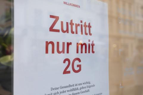 An einer Ladentür wird auf die 2G-Regel im Einzelhandel hingewiesen. Foto: dpa
