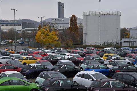 Das Opel-Werk in Eisenach schließt vorrübergehend. Ursache ist der Chip-Mangel für elektronische Komponenten der Fahrzeuge. Foto: Martin Schutt/dpa-Zentralbild/dpa